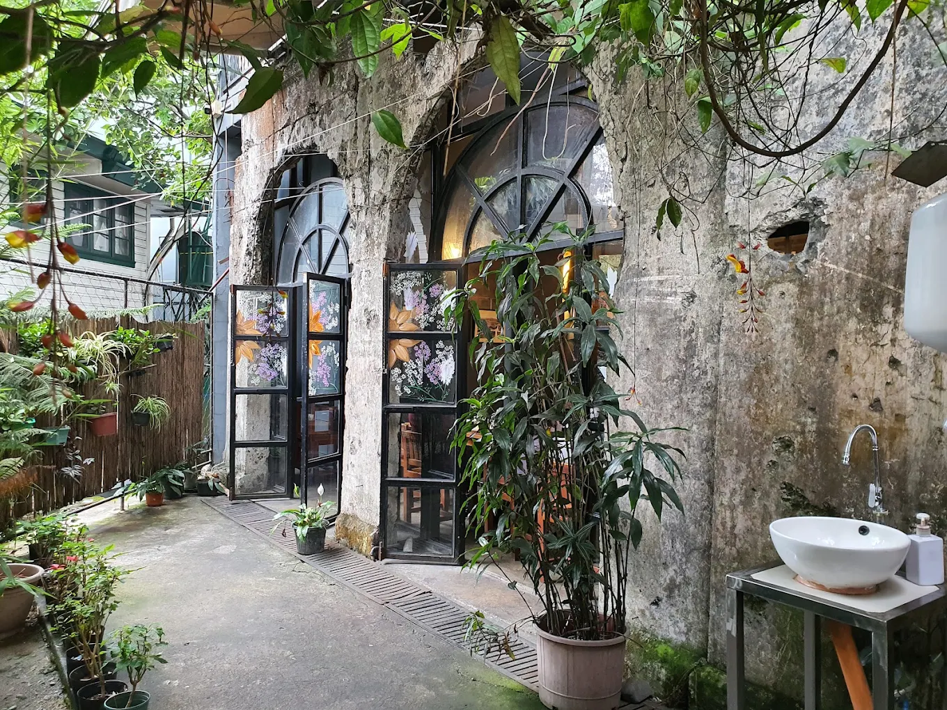 Cafe by the Ruins